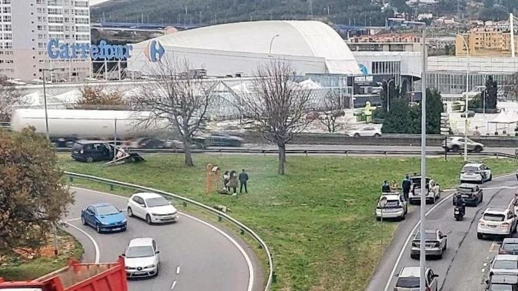 Trasladan al CHUAC a dos personas tras una salida de vía en Alfonso Molina