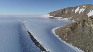 Los glaciares transportan sedimentos desde la Antártida hasta la costa.