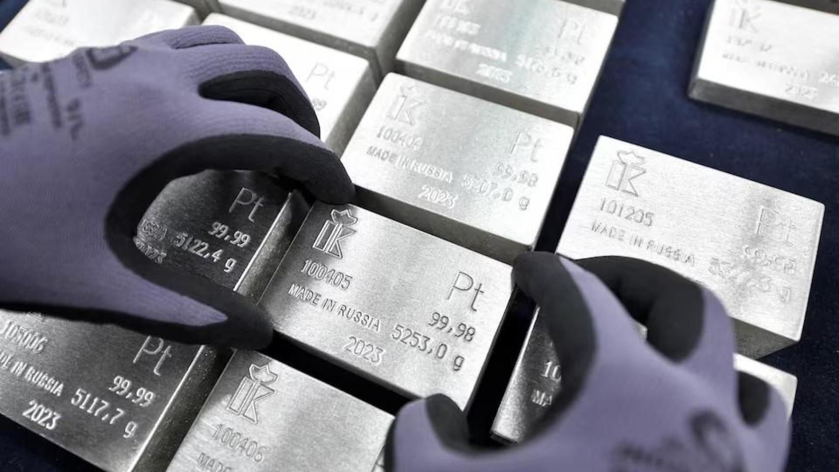 Un empleado sostiene un lingote de platino del 99,98% de pureza en la planta de metales preciosos Krastsvetmet, en Rusia.