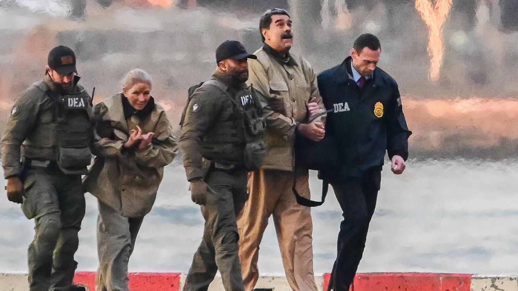 El presidente de Venezuela, Nicolás Maduro, y su esposa, Cilia Flores, escoltados por agentes de la DEA hasta un tribunal de Nueva York tras su captura el 3 de enero.