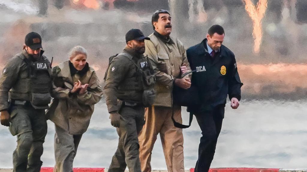 O presidente venezuelano Nicolás Maduro e sua esposa Cilia Flores são escoltados por agentes da DEA até um tribunal de Nova York após serem presos em 3 de janeiro.