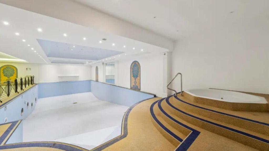 La piscina se encuentra dentro de la impresionante casa.