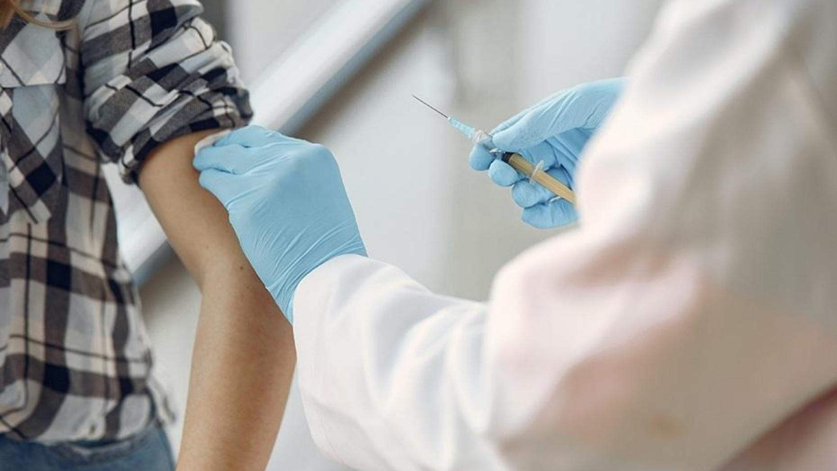 Un niño se vacuna contra la meningitis.