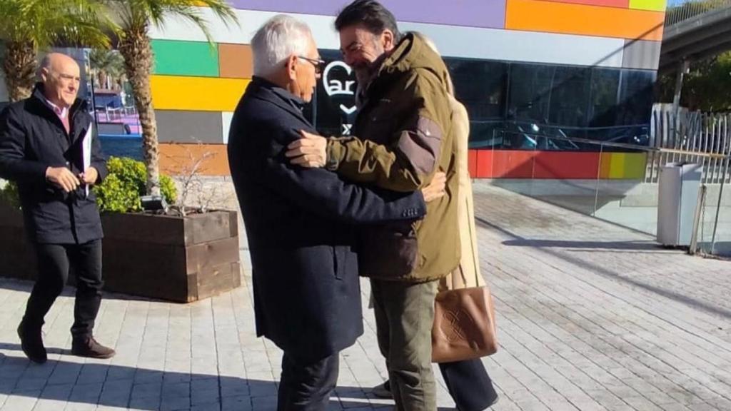 José Caracena, presidente de la AAVV, y el alcalde de Alicante, Luis Barcala, en el Arena.