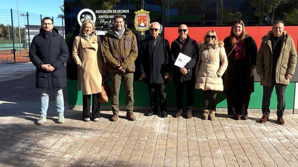 Foto de familia de la AAVV Juntos Avanzamos con el alcalde y la concejal de Alicante tras la reunión.