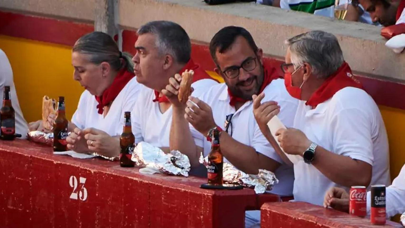 Santos Cerdán y Javier Remírez, en el burladero de la plaza de toros durante los Sanfermines, el 9 de julio de 2022.