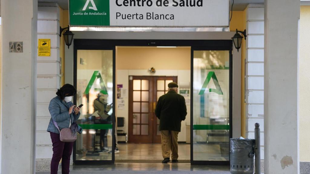 Varias personas utilizan la mascarilla en un centro de salud.