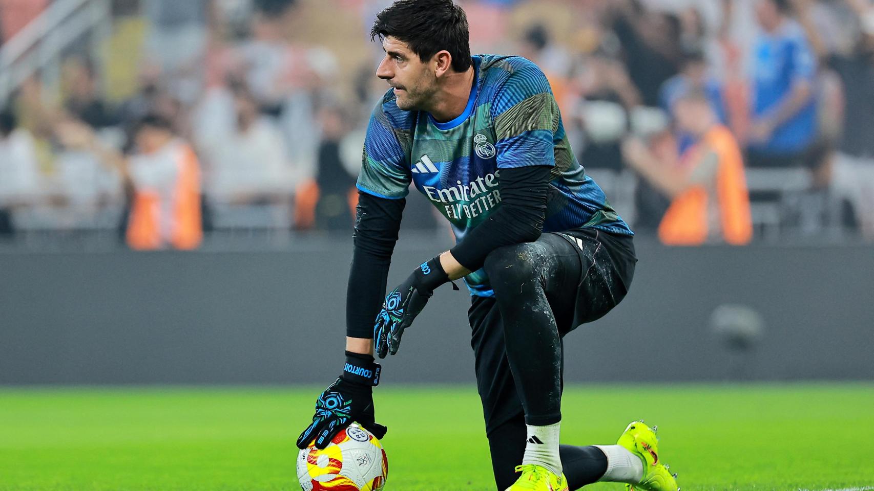 Courtois, durante el calentamiento contra el Atlético de Madrid.