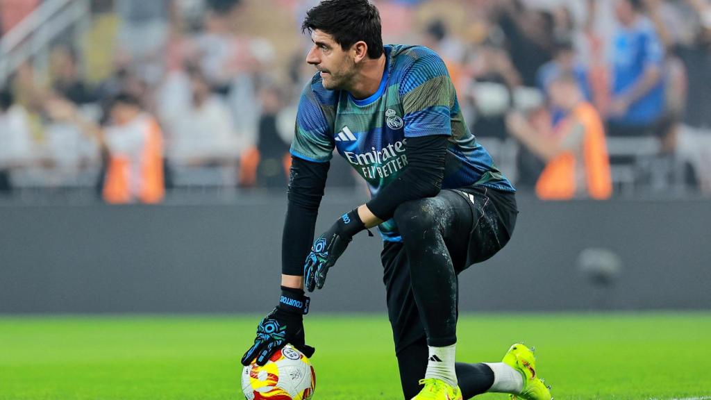 Courtois, durante el calentamiento contra el Atlético de Madrid.