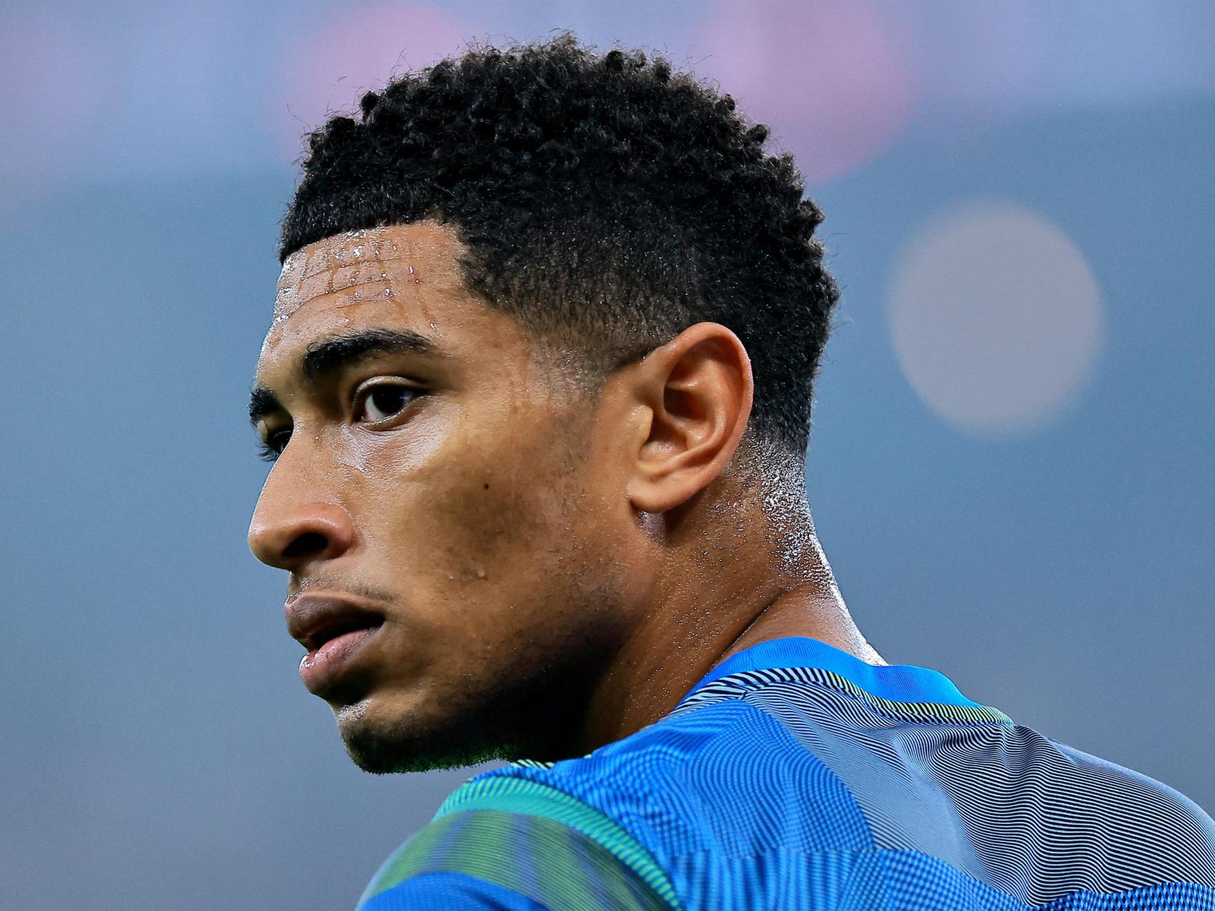 Bellingham realiza ejercicios de calentamiento.