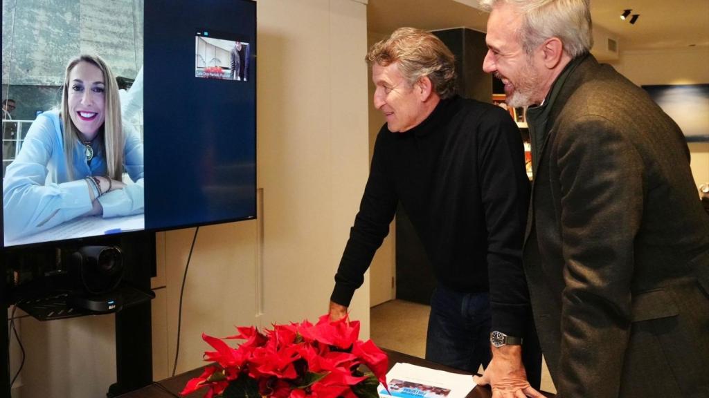 Feijóo y Jorge Azcón felicitan a María Guardiola por vioconferencia, en la noche electoral.