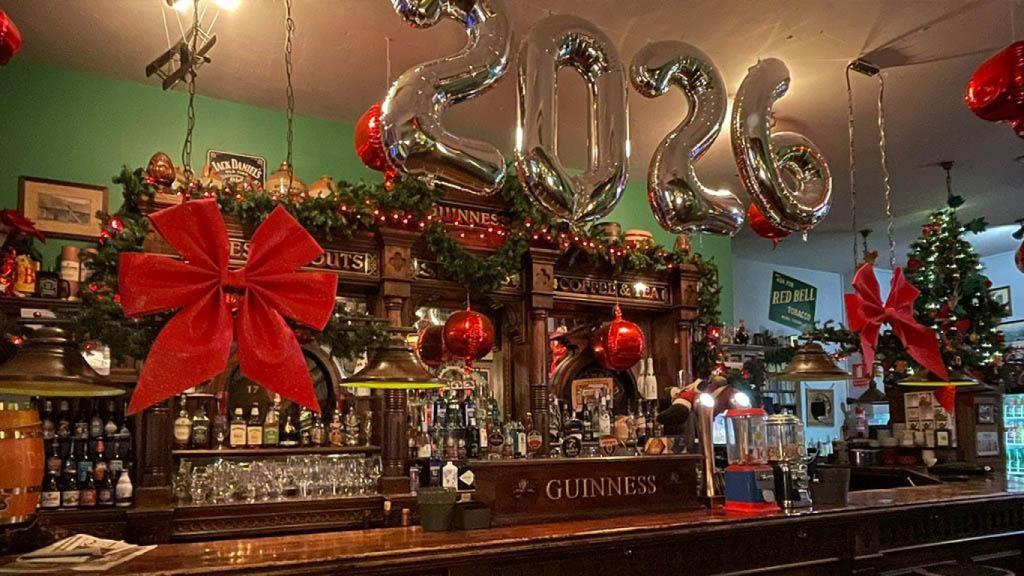 El interior del bar aún con la decoración navideña.