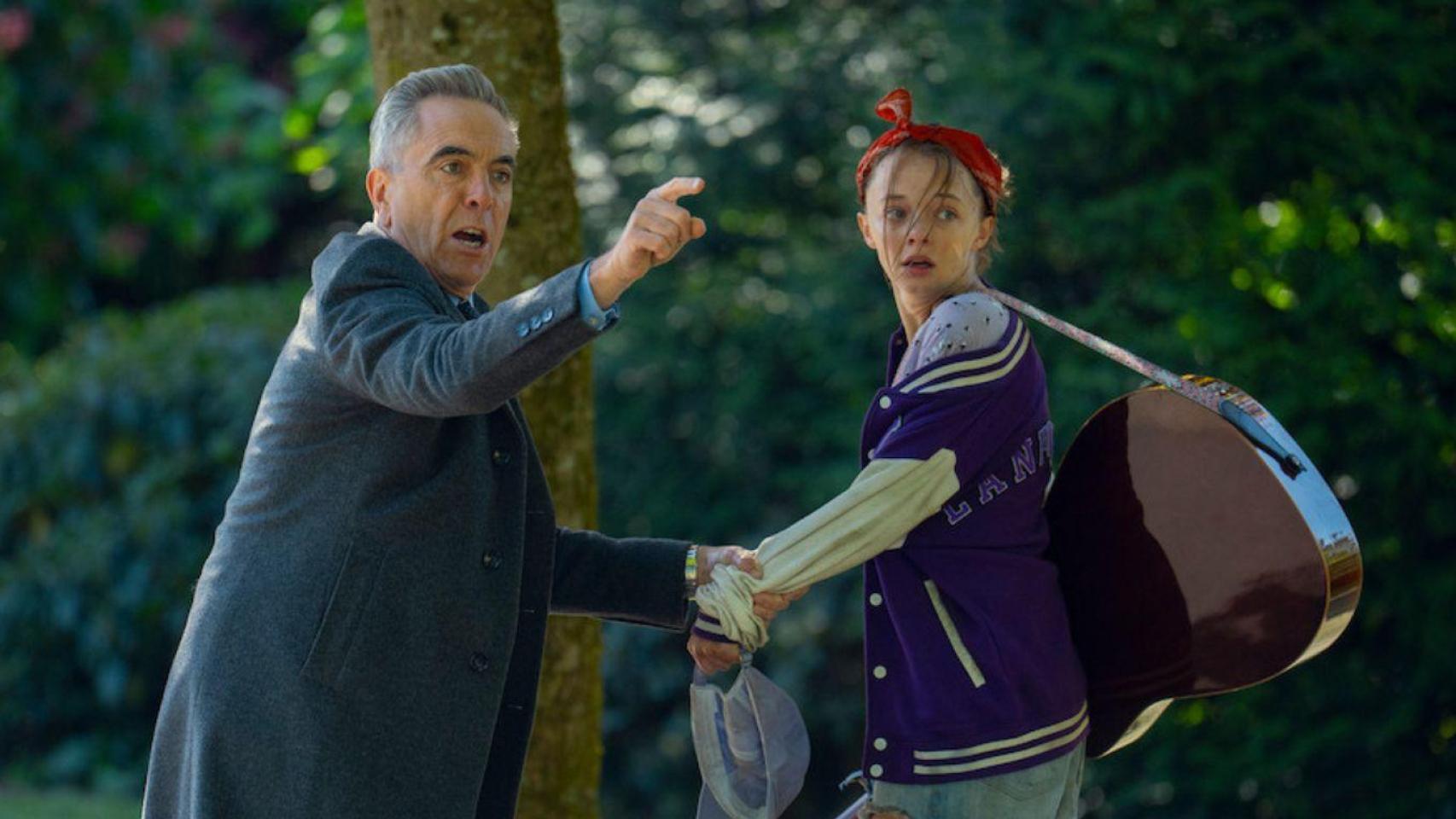 James Nesbitt y Ellie de Lange en un fotograma de la serie 'En fuga'.