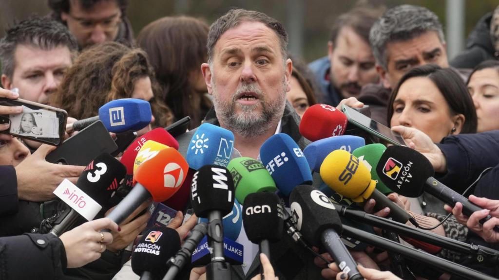 Oriol Junqueras atiende a la prensa.