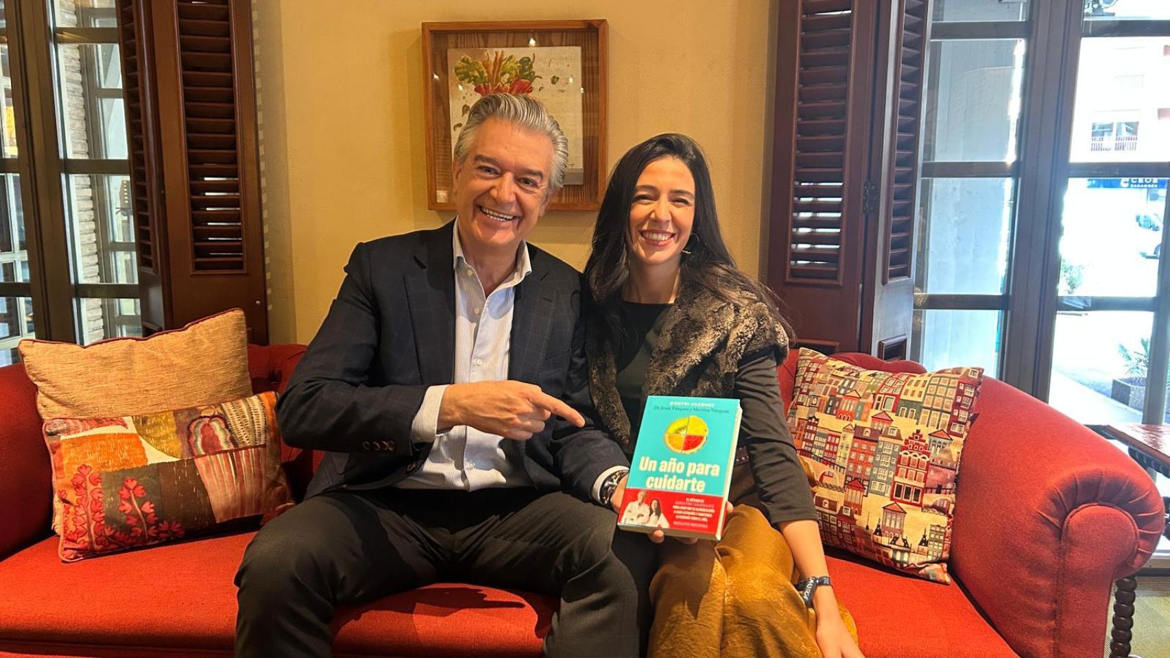 Jesús Vázquez y Martina Vázquez con su nuevo libro.