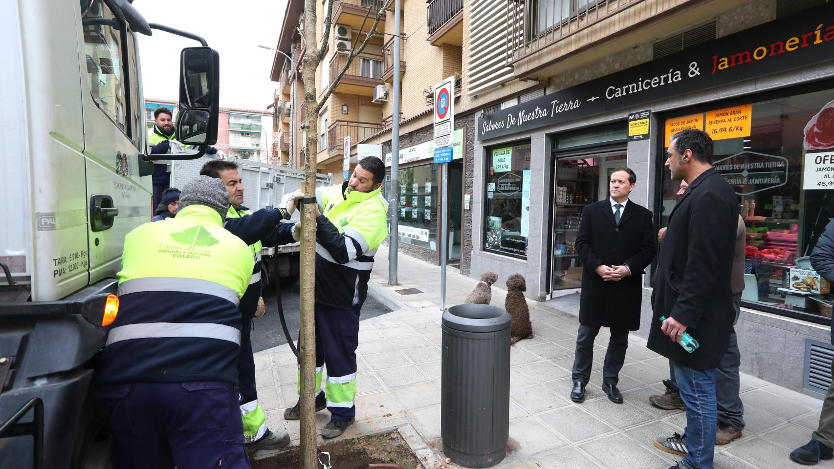 Carlos Velázquez, alcalde de Toledo, visitando el barrio de Santa Teresa.