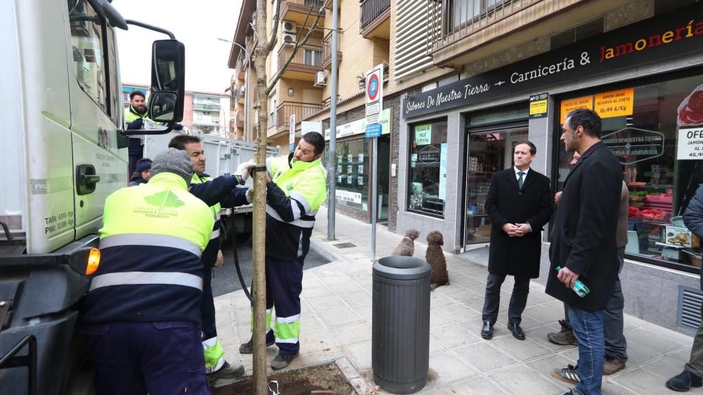 Carlos Velázquez, alcalde de Toledo, visitando el barrio de Santa Teresa.