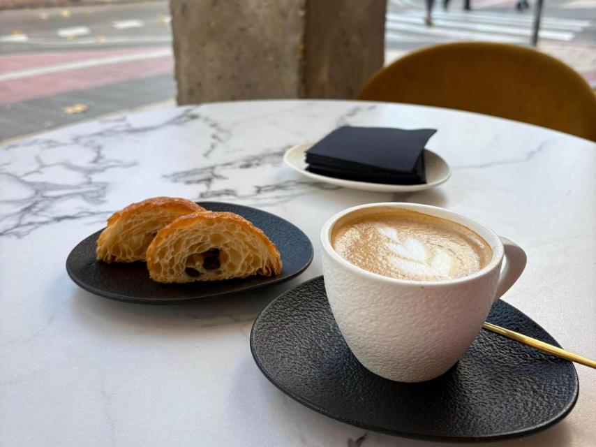 Café y dulce de la Pastelería Matizes.