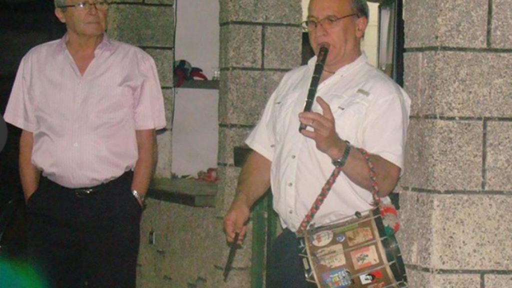 Koldo Olalde tocando txistu na Casa Vasca em Caracas, 2015.