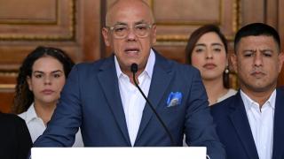 El presidente de la Asamblea Nacional de Venezuela, Jorge Rodríguez, habla con miembros de los medios de comunicación para anunciar que un número significativo de presos extranjeros y venezolanos serán liberados en las próximas horas, en Caracas, Venezuela, el 8 de enero de 2026.