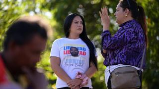 Una mujer lleva una camiseta con la imagen de Josnars Baduel que dice Libertad a las puertas de la cárcel de El Rodeo, estado Miranda, Venezuela, el 8 de enero de 2026.