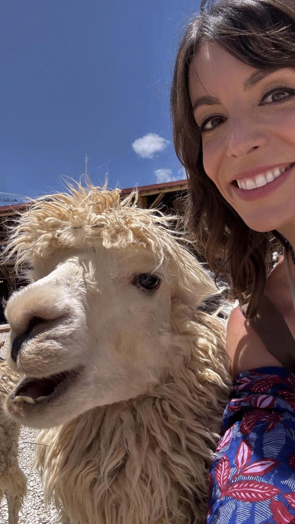 Eva Rojas visitará una granja de llamas en Medellín, Colombia.