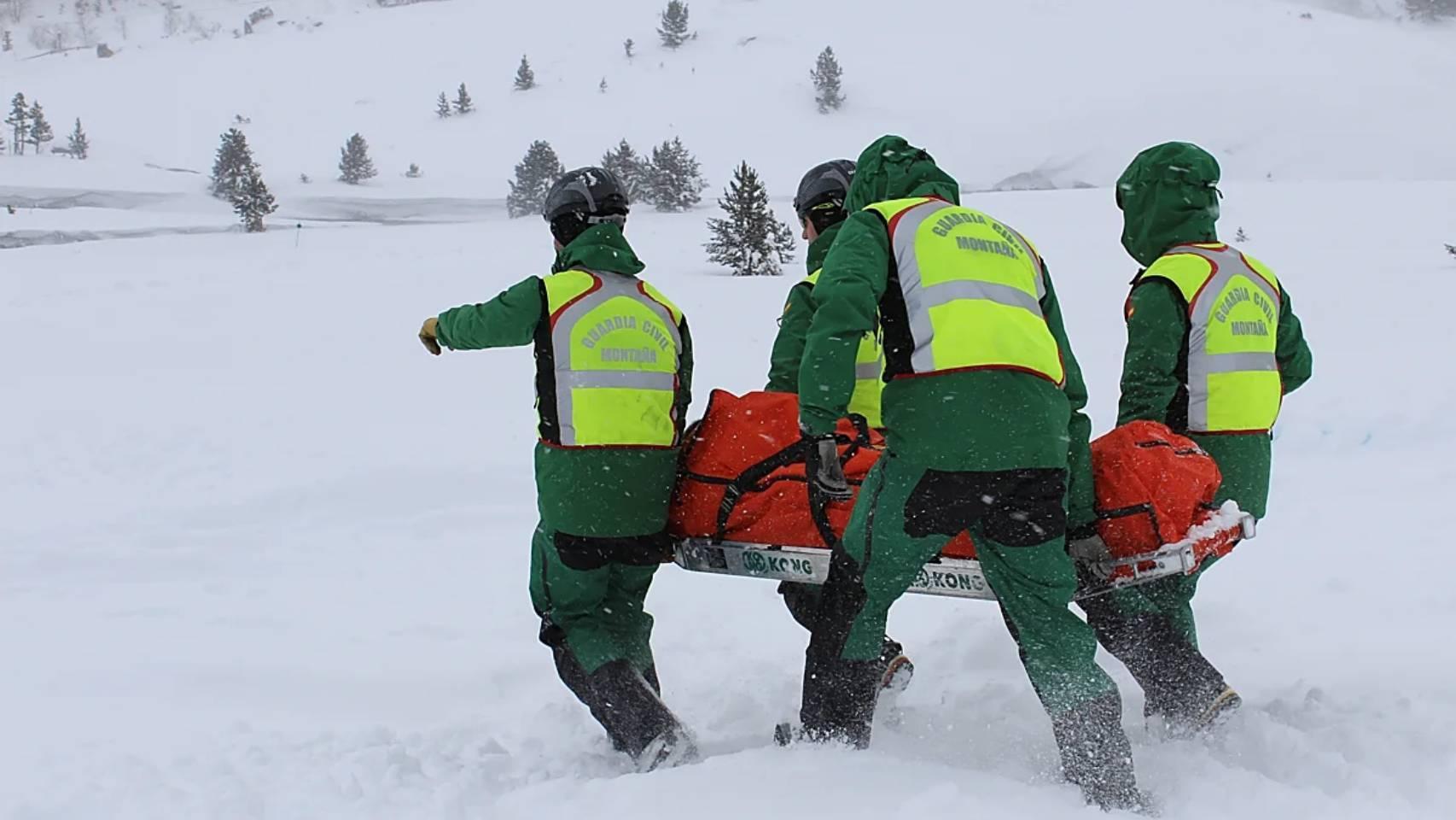 Imagen de archivo de los GREIM (Grupos de Rescate e Intervención en Montaña) trasladando a un herido.
