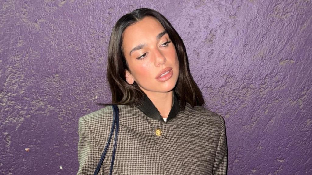 Dua Lipa es fan de los maquillajes naturales y jugosos.