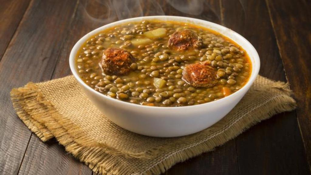 Cuenco con lentejas caseras.