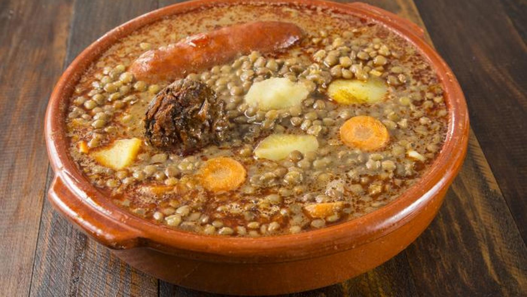Plato de barro con lentejas caseras.