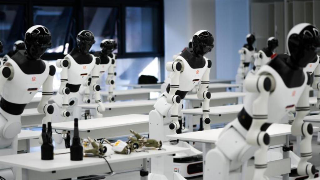 Decenas de robots en el centro de entrenamiento de Shijingshan, Pekín.