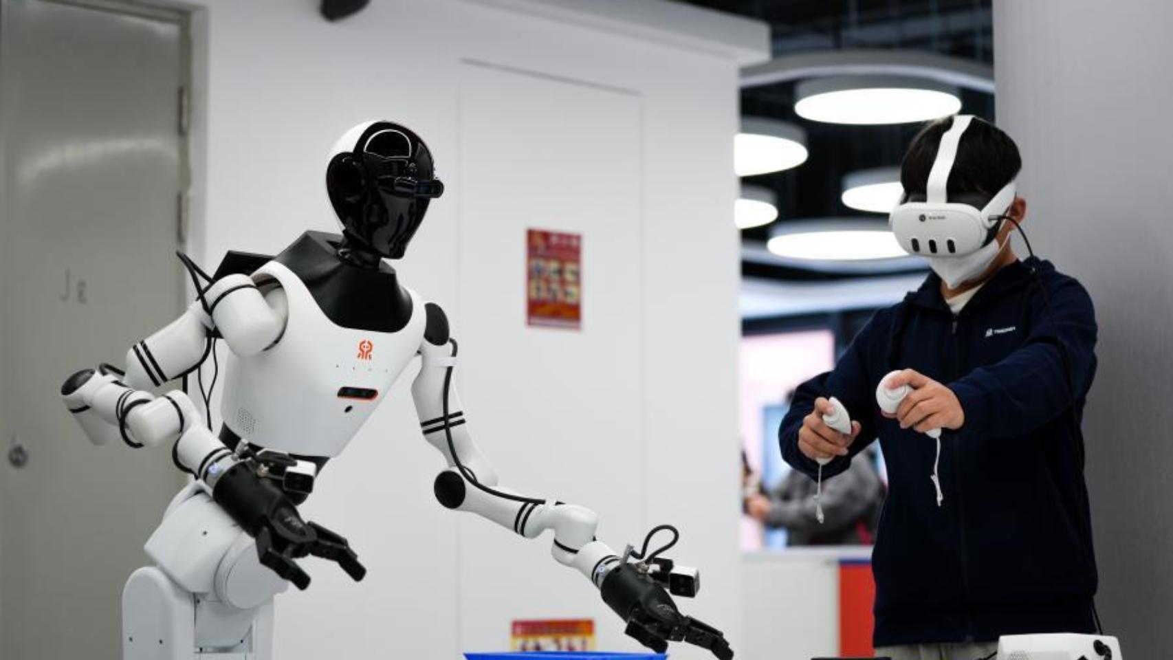 Un operador humano enseñando tareas a un robot en un centro de entrenamiento de Pekín.