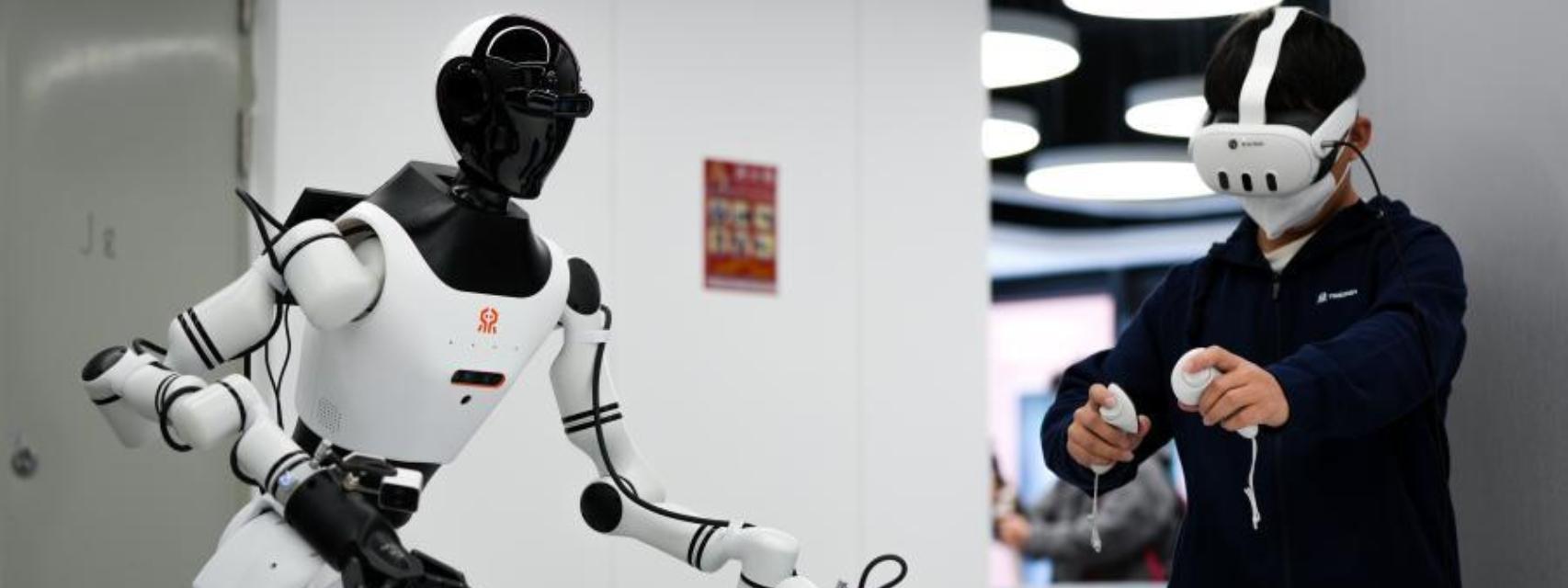 Un operador humano enseñando tareas a un robot en un centro de entrenamiento de Pekín.