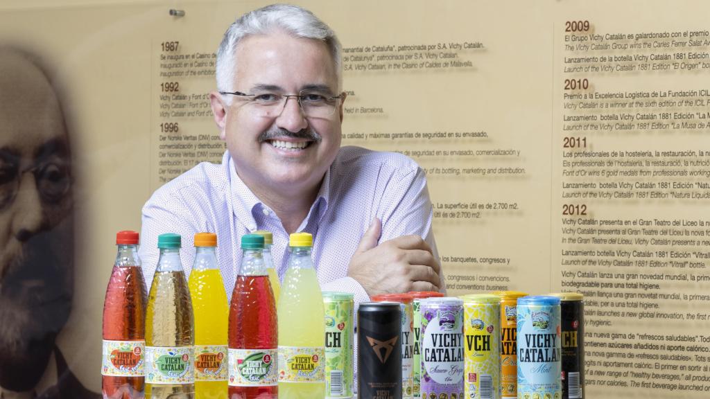 Joan Renart Montalat junto a productos innovadores de Vichy Catalan.