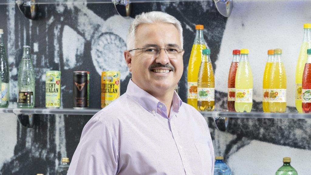 Joan Renart Montalat con productos de Vichy Catalan.