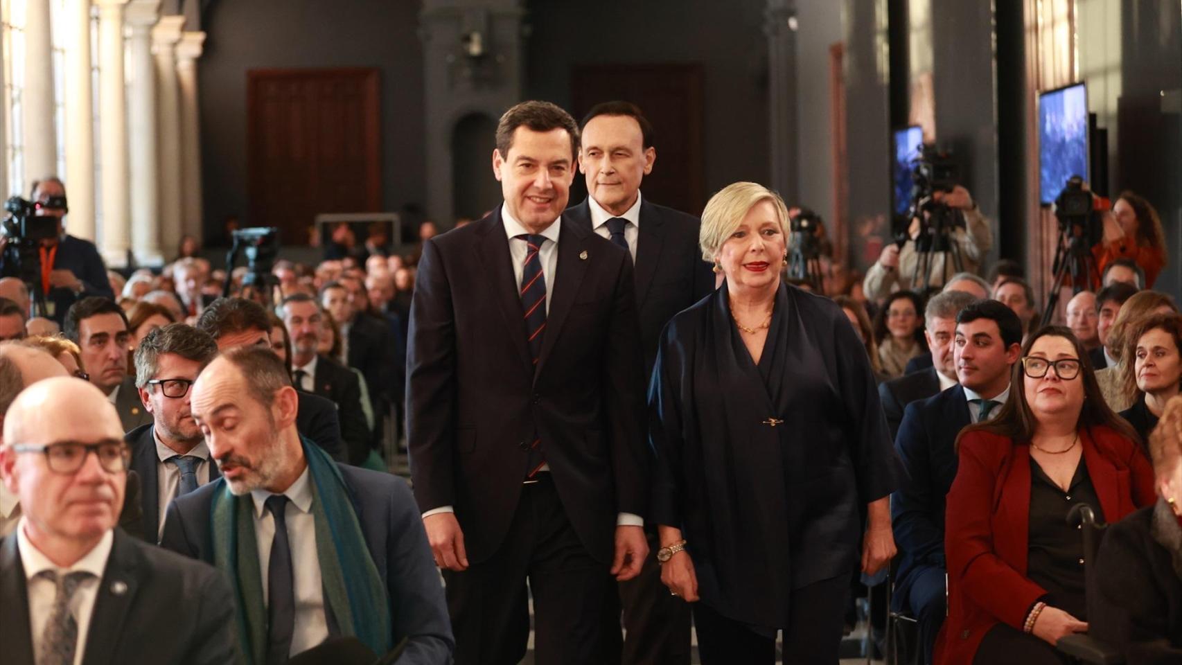 El presidente de la Junta de Andalucía, Juanma Moreno, preside en San Telmo la toma de posesión de Carmen Vargas, nueva rectora de la US.