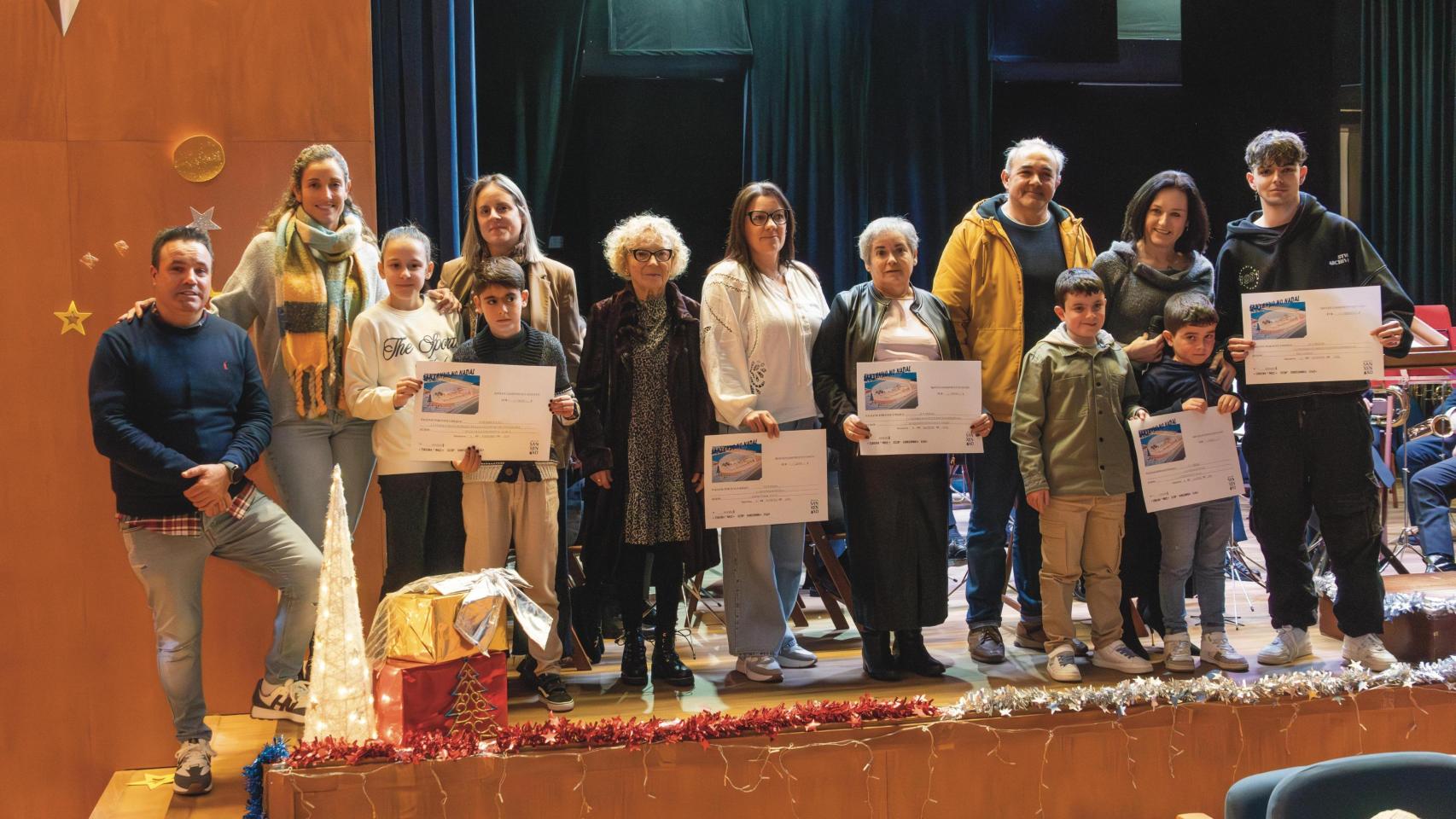 Vecinos y comerciantes de Sanxenxo reciben sus premios.