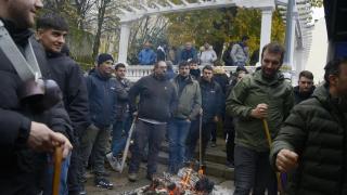 Agricultores y ganaderos se concentran frente a la Subdelegación del Gobierno en Ourense.