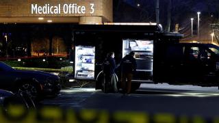 Agentes del FBI trabajan a las puertaws del Hospital Adventista después de que agentes federales estadounidenses dispararan a dos personas en Portland , Oregón, EE. UU., el 8 de enero de 2026