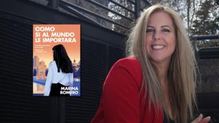 Marina Romero posando al lado de la portada de su libro.