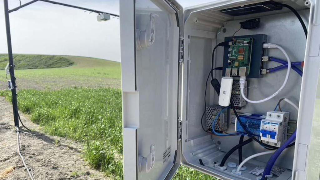 Parte de la tecnología que hace posible el proyecto de eficiencia hídrica en el campo.