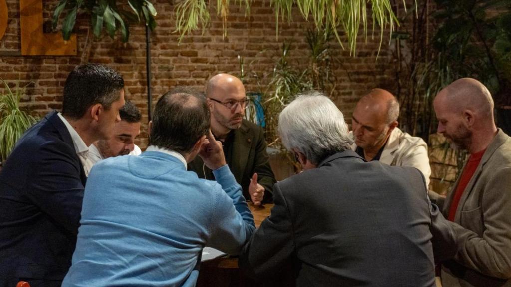 Reunión de trabajo en una sesión de la metodología de Jakaton Ventures.