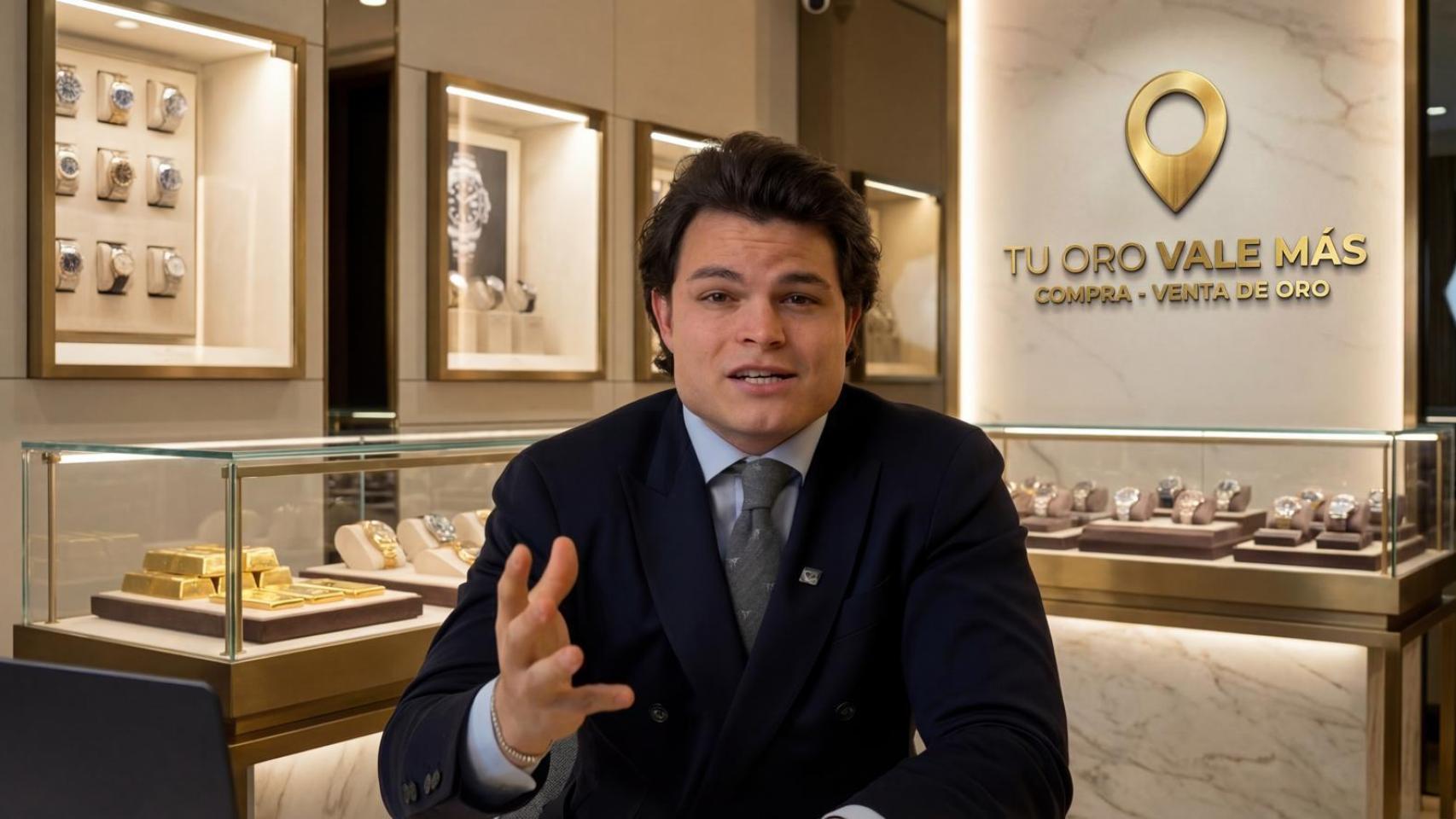 Isaac Sánchez, CEO de Tu Oro Vale Más, y de fondo una recreación de una de sus tiendas generada por IA