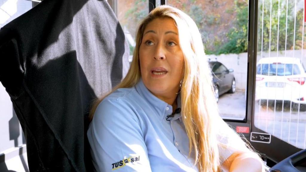 Patricia, conductora de autobús, en un reportaje visual del canal de YouTube de El Periódico.