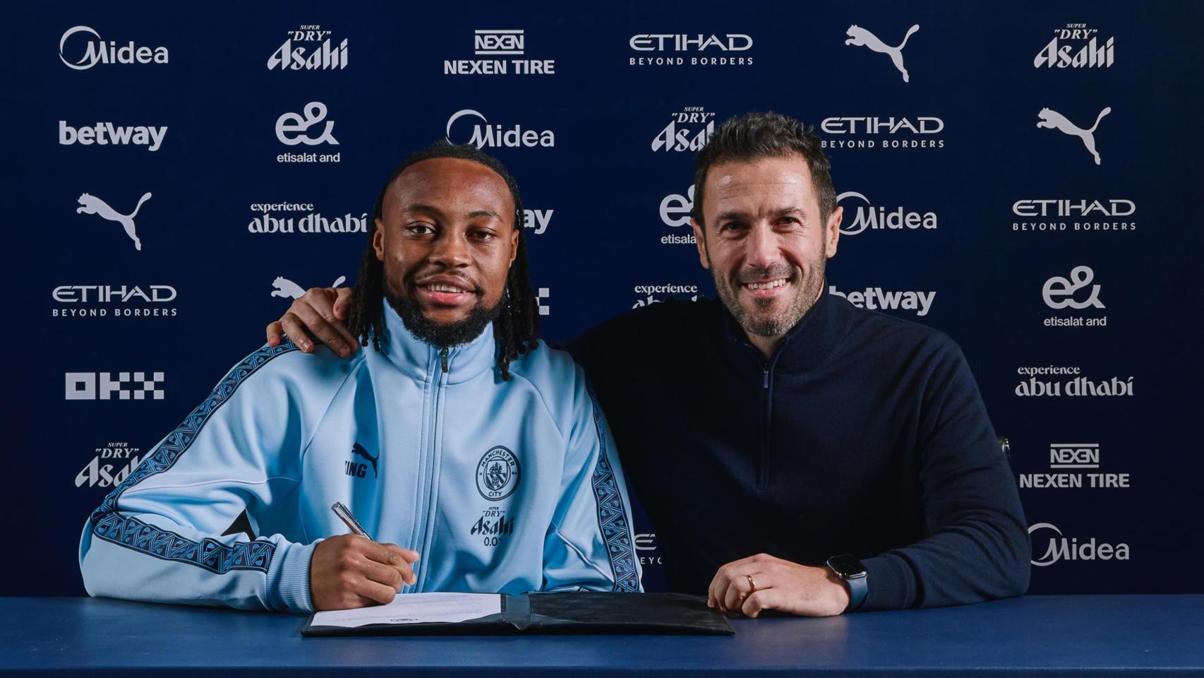 Semenyo firma su contrato como futbolista del Manchester City.