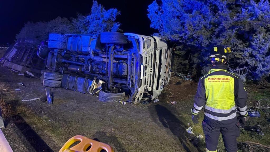 El camión accidentado en la A-6 en Espinosa de los Caballeros (Ávila)