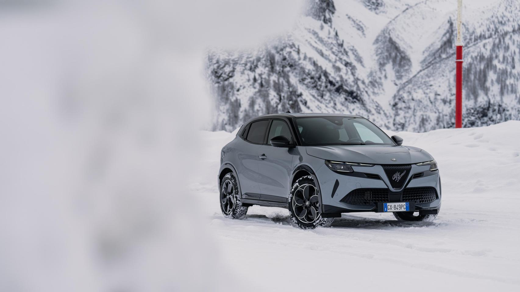 Vista tres cuartos delantera del Alfa Romeo Junior Ibrida Q4