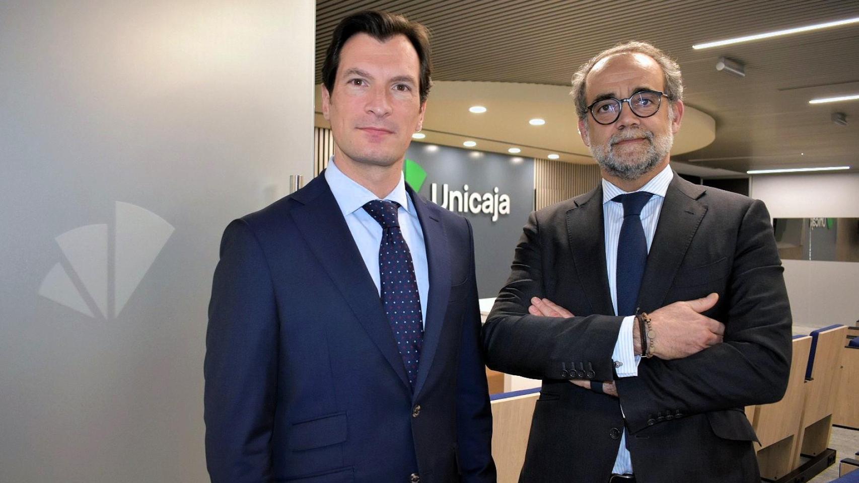El director de Pymes, Negocios y Productos de Empresa de Unicaja, Santiago Casanova, y el director de Banca Privada, Banca Personal y Productos de Inversión, Ramón Senosiaín.