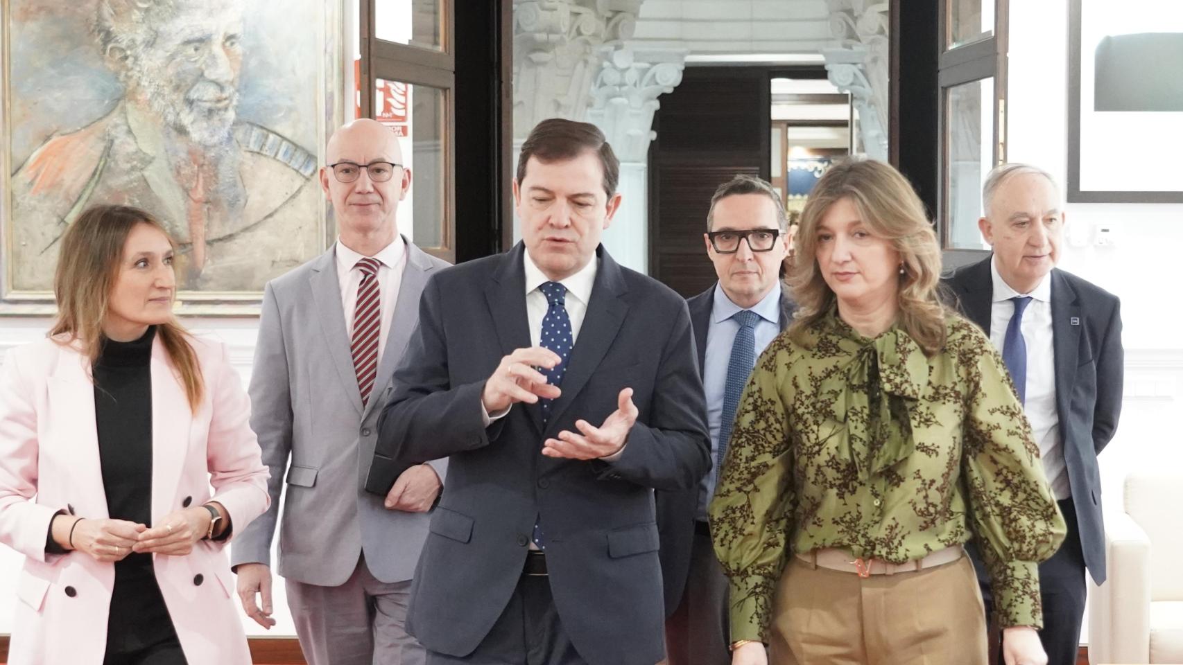 La consejera de Educación de la Junta, Rocío Lucas, el rector de la Universidad de Burgos, José Miguel García, el presidente de la Junta, Alfonso Fernández Mañueco, el rector de la Universidad de Salamanca, Juan Manuel Corchado, la rectora de la Universidad de León, Nuria González, y el rector de la Universidad de Valladolid, Antonio Largo, antes de la firma del protocolo, este viernes