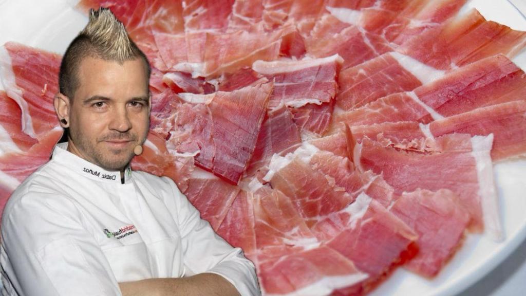Dabiz Muñoz junto a un plato de jamón serrano.